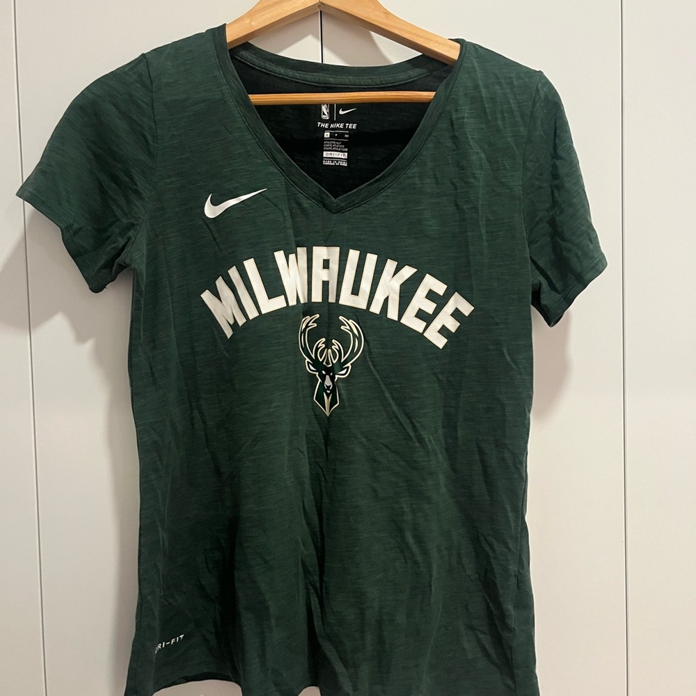 Nike Women's Green Milwaukee Bucks T-Shirt